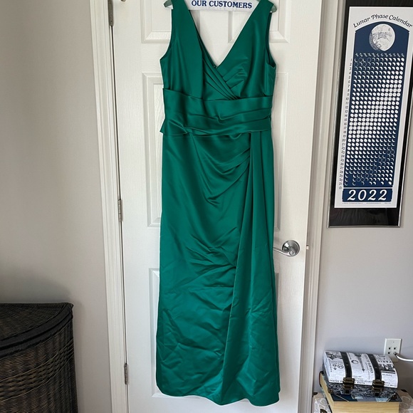 Emerald Green Gown - Picture 1 of 6